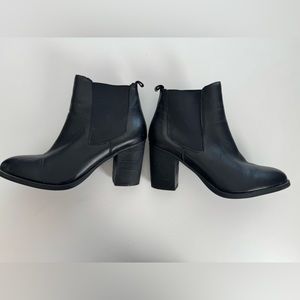 Steve Madden Black Heeled Chelsea Booties, Excellent Condition